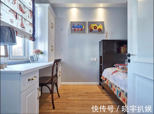 床头|卧室别再靠床头装书桌了，换个位置省空间又美观，早知我也这么装