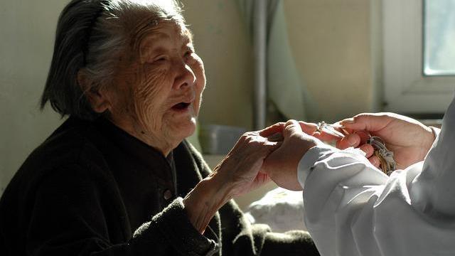 幸福指数|老人活到多少岁算长寿实话实说活到这个岁数,幸福指数比较高