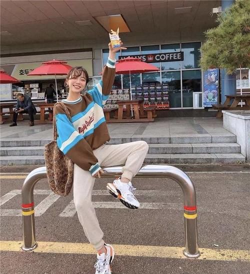 只会穿毛衣怎么能行！“卫衣”才是时尚王者，时髦精们都在这样穿