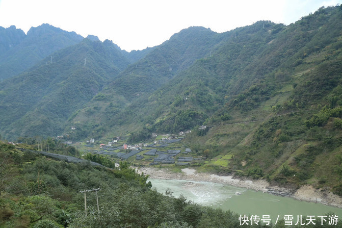 怒江峡谷内素有，十里不同天，万物在一山，之说