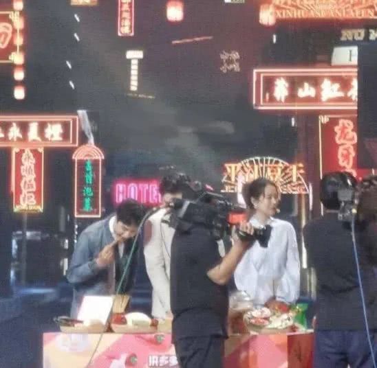 王一博|王一博卖惨翻车彩排时身体不适还吐了,结束后却偷吃食物