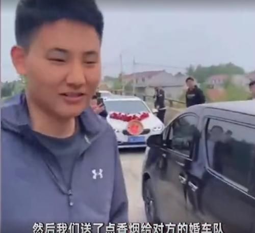 两辆婚车在桥上相遇进退两难，两家人的做法搞笑而不失面子