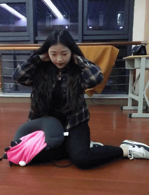 |搞笑动图:上一秒很帅,下一秒很疼!