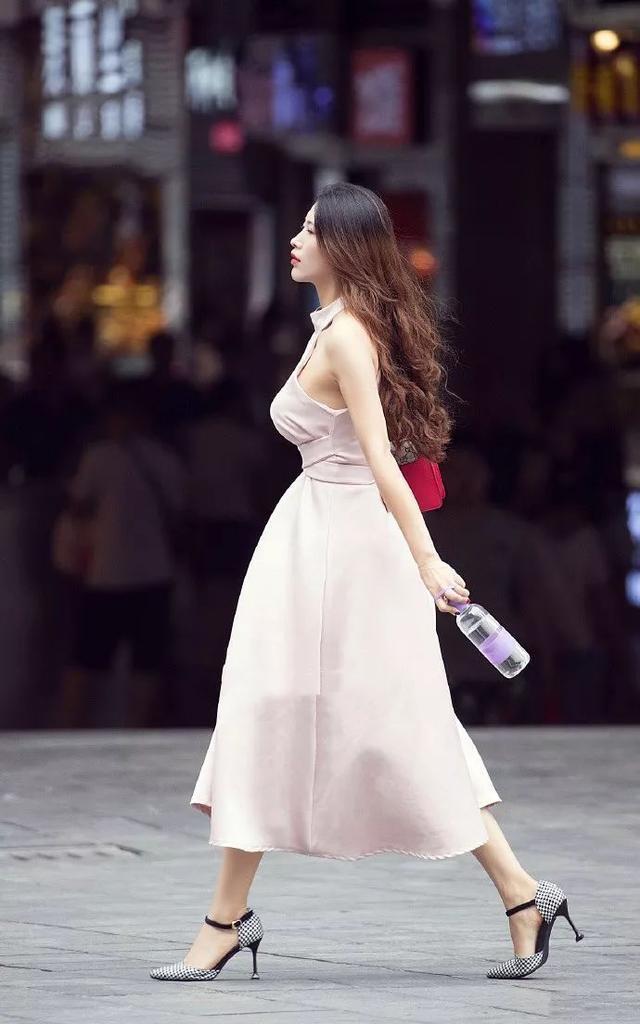 半身裙 小姐姐身穿挂脖的连衣裙,收腰及宽松的裙摆,显高又显瘦