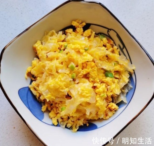 银耳炒鸡蛋|它跟鸡蛋一起炒，营养美味，每周吃三次，还能给肠胃洗个澡！