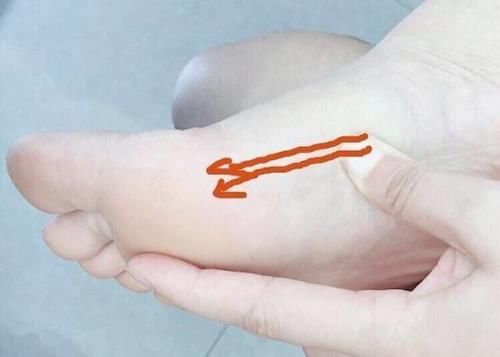 肝气|脚底那根“地筋”如果很僵硬，比较容易得病！肝不好的人请揉开它