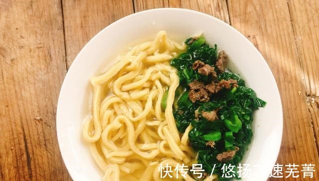 鸡蛋手擀面怎么做教你一招，面条爽滑筋道，吃着真过瘾！