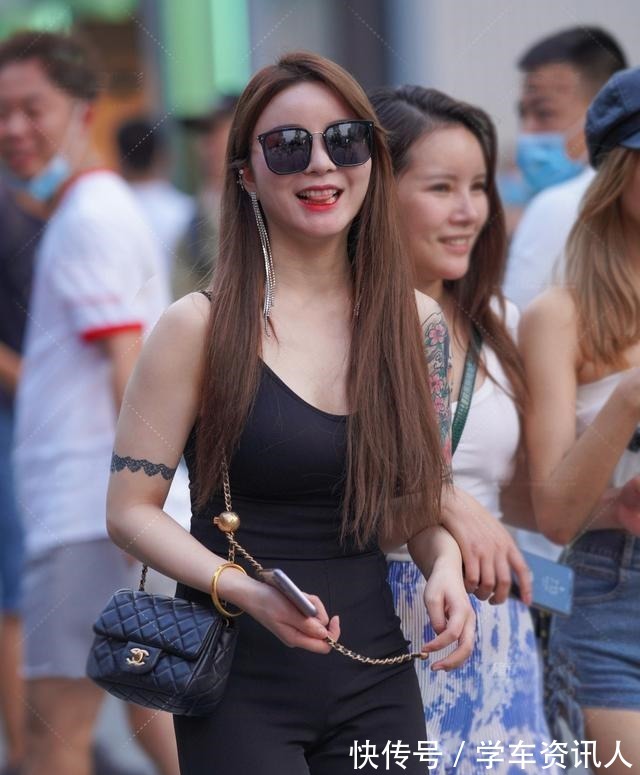 字裤 黑色吊带上衣和黑色裤子，拉长身高，感觉很棒！