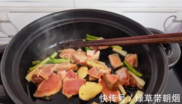 砂锅菜简单易做又味美,食材入锅焖一焖上桌了,适合冬天