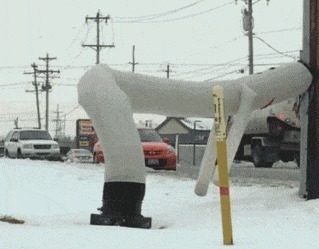 |搞笑GIF图:妹子,去扫大街还这么开心,真是够乐观的