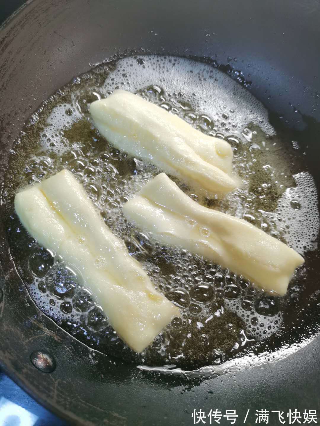 要点|炸油条时,谨记这3个要点,油条蓬松柔软,有空心,一次就成功