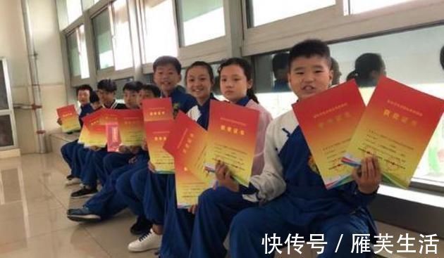 小张|孩子的奖状贴满墙,父母却“满脸忧愁”,网友:换谁也高兴不起来