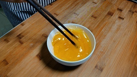 多吃洋葱护心脑,教您地道家常菜,加入鸡蛋炒一炒,天天吃不腻