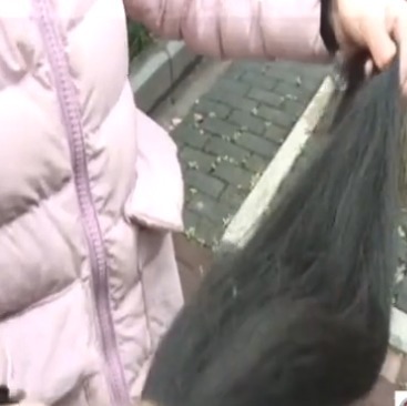 三百元女子将长发卖了 嘱咐对方不要剪太短 结果蒙着脸求助记者