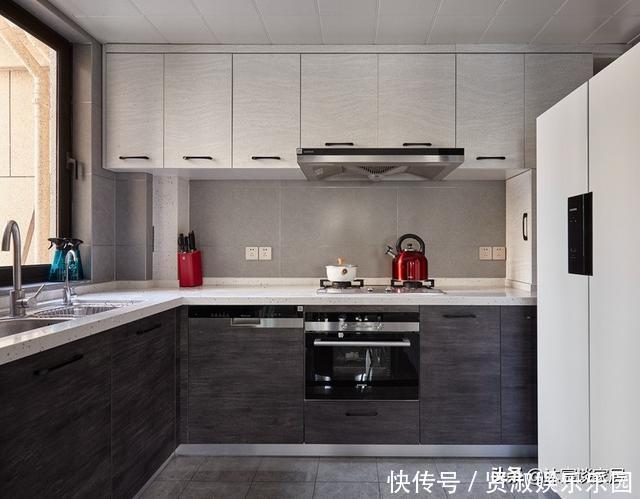 书房|越来越多人喜欢横厅，看完她家，发现不是一般的大气，简约又高级