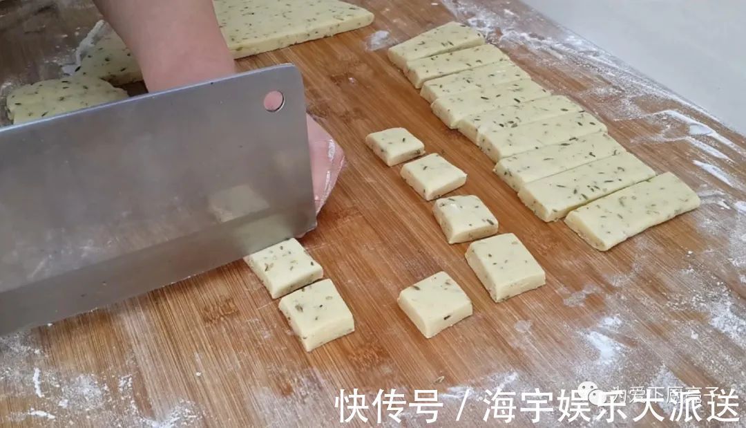 零食|孩子想吃零食不用买,擀一擀切一切,出锅比麻花都好吃,太香了