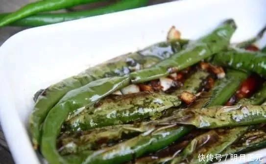 做虎皮青椒,最忌直接用油炸多做1步,个个起虎皮,焦香又入味