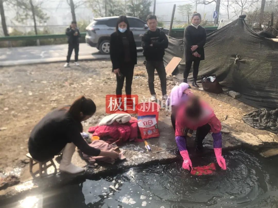 新闻记者|意外身亡的“8孩夫妻”：十多岁打工相识，女儿11岁才补结婚酒席