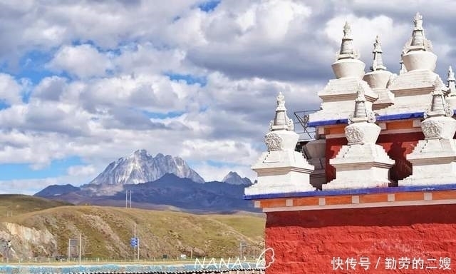 甘孜最美草原，近看木雅金塔，远看巍峨雪山