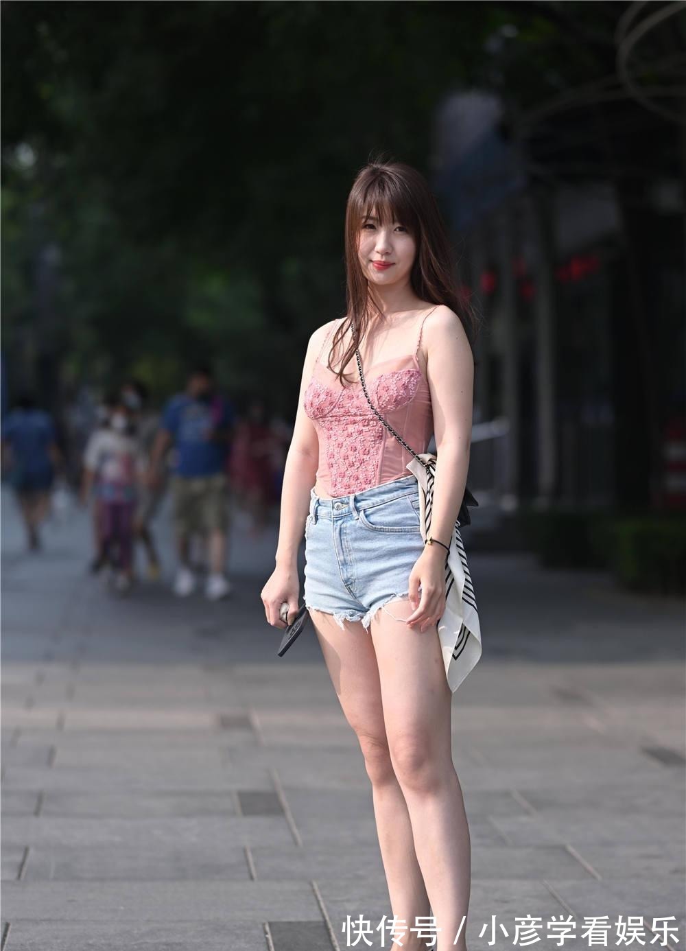 穿搭|初秋的北京,依旧适合穿牛仔短裤,年轻的姑娘喜欢的搭配风格