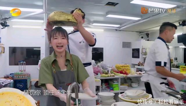 《中餐厅》这伙员工不好带,两个人脚不沾地,一个人干得少睡得早