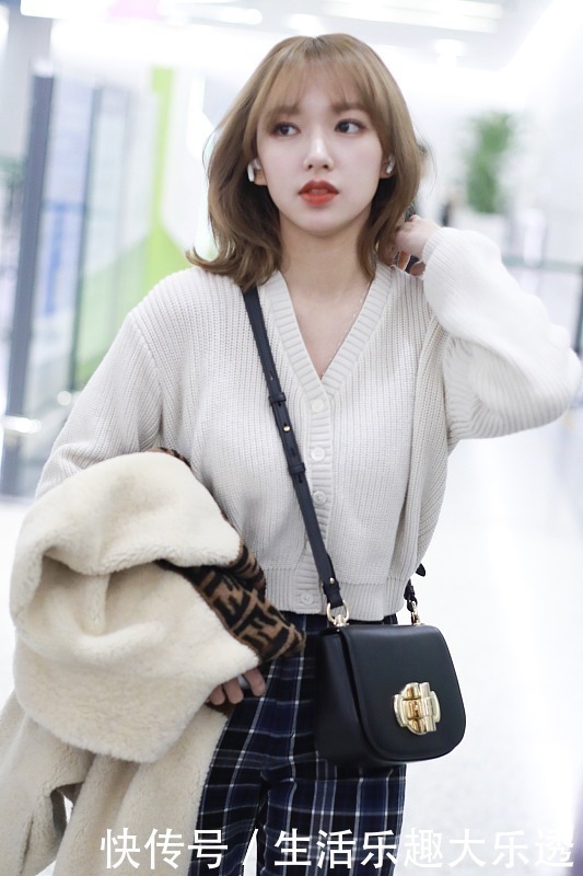 lis程潇Lisa同为韩国偶像,都被称“人间芭比”,谁的颜值更符合