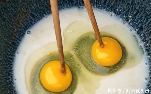 家里有苹果可以这样做，加一碗面粉，不烤不油炸，柔软拉丝，好吃