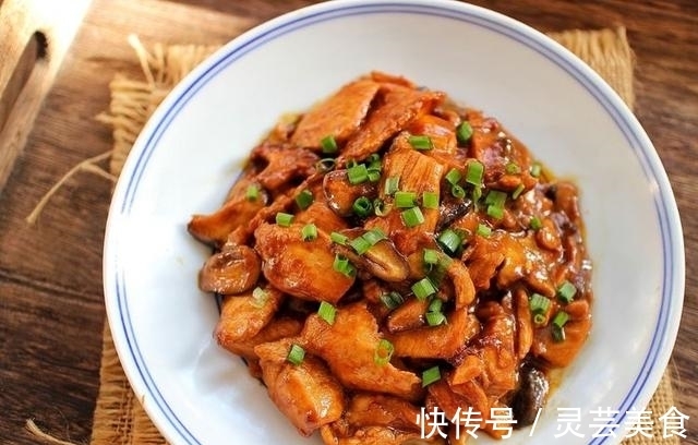 蒸鱼豉油|只会水煮鸡胸肉？加点蚝油配香菇，鲜嫩还下饭