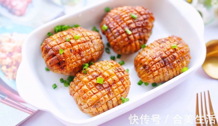 土豆的创意吃法，放进烤箱里面一烤，外脆里软，相当好吃