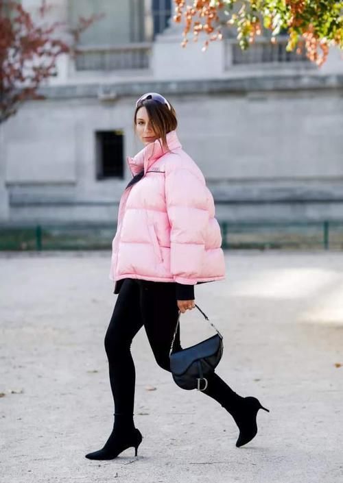 讲真的，穿羽绒服时，最好别配这2种裤子，多穿这3种，显瘦洋气