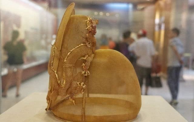 帽子|“一米帽”冲上热搜,仿若回到古代。要不咱们去看看明朝的帽子?