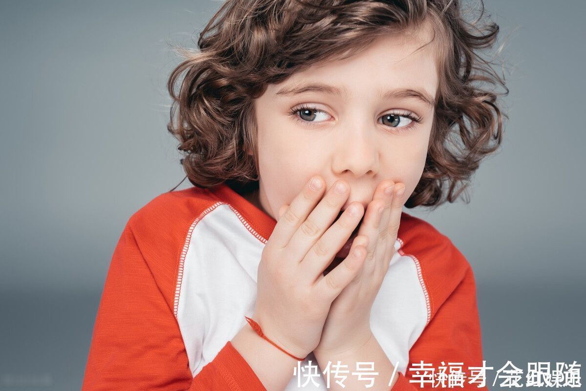 好孩子|宝妈哄娃睡觉自己睡着了,孩子躲被窝里看电视,脸上表情太萌了