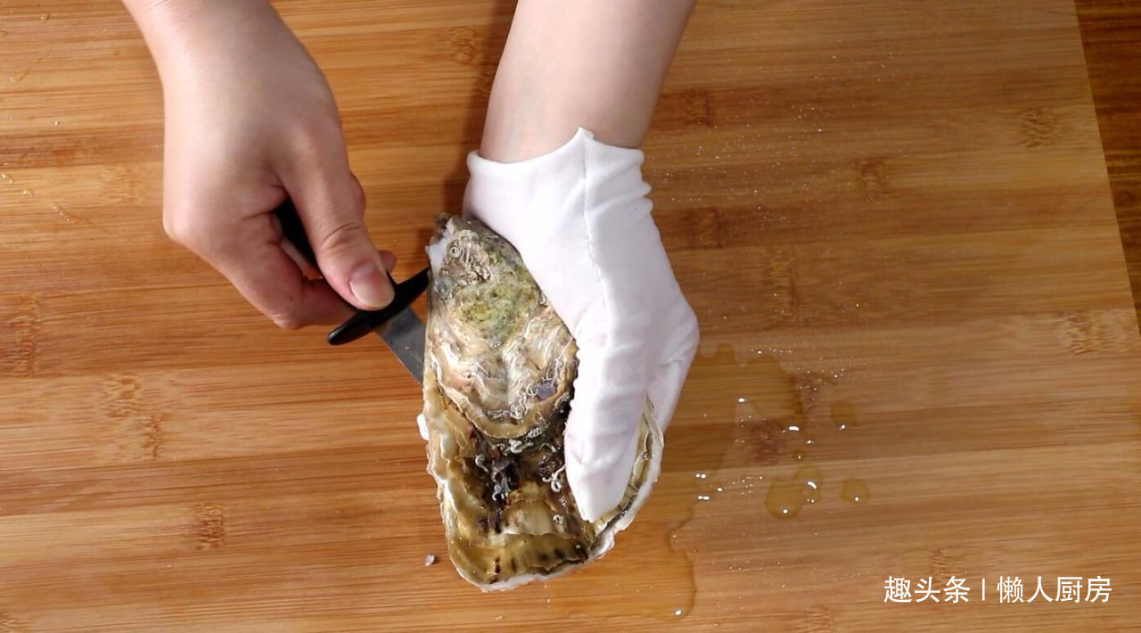 烤生蚝好不好吃全在酱汁,教你调一碗秘制酱料,比烧烤店的好吃