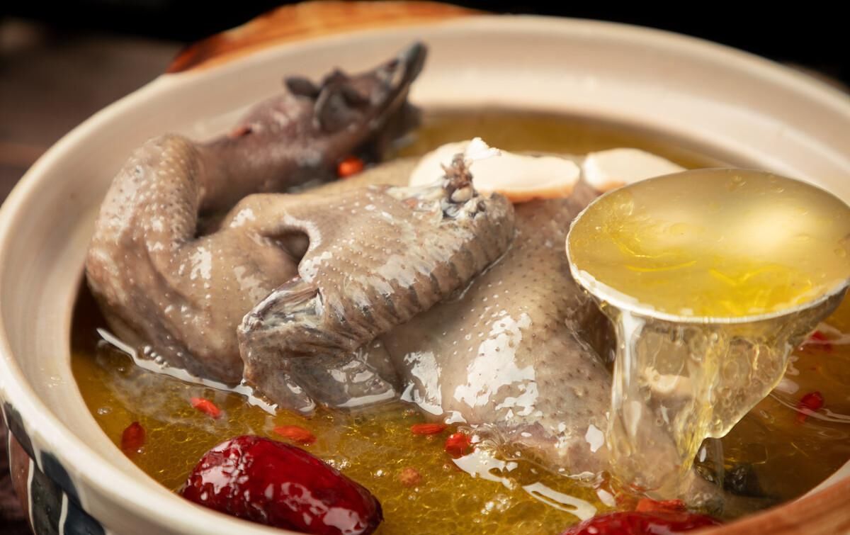 菌菇鸡汤，营养丰富超美味，清淡好吸收的家常美食，炖一锅全家补