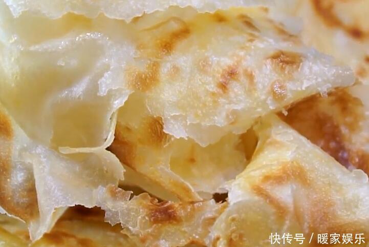 烙饼时,不要傻傻只放油,面点师教你一招,饼柔软起层又筋道