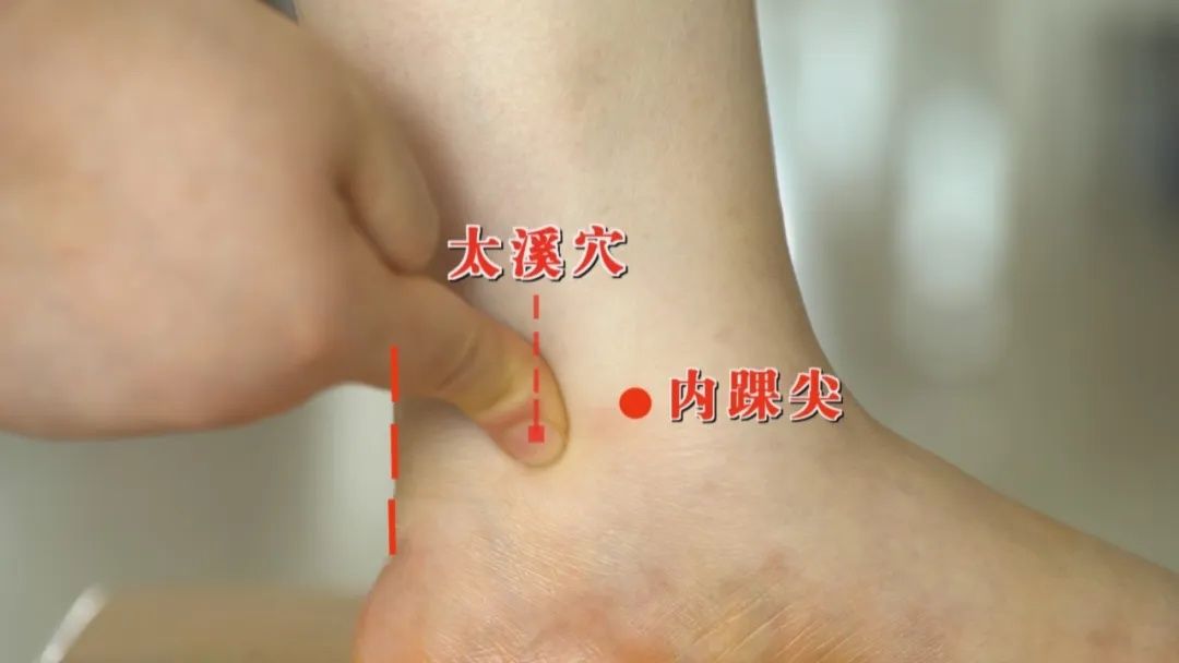 身体这处有凹陷，暗示脾虚了！一个穴位，帮你健脾和胃，补中益气~