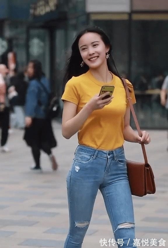 牛仔裤|圆领T恤搭配紧身牛仔裤,清新又乖巧,日常穿搭的首选新宠