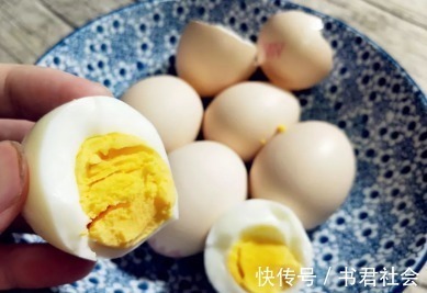 优质蛋白|煮鸡蛋时,最忌直接下锅煮!再加这一步,鸡蛋嫩滑好吃易剥壳