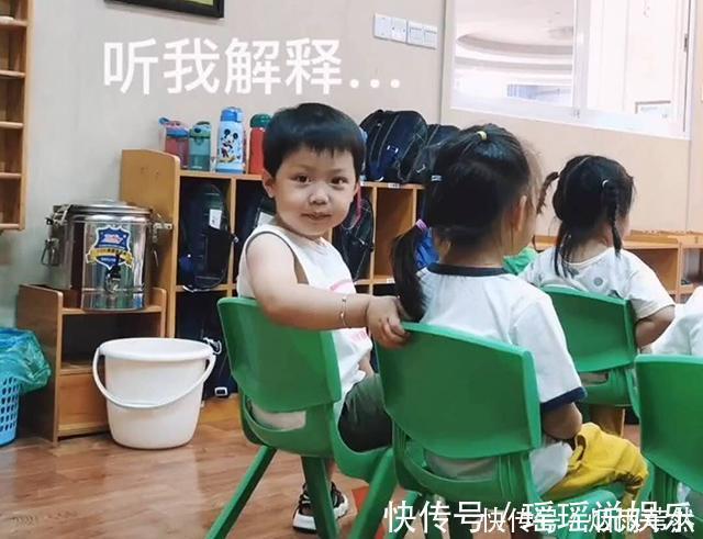 熊孩子偷偷与女同桌“勾肩搭背”，被老师发现后羞涩模样萌翻网友