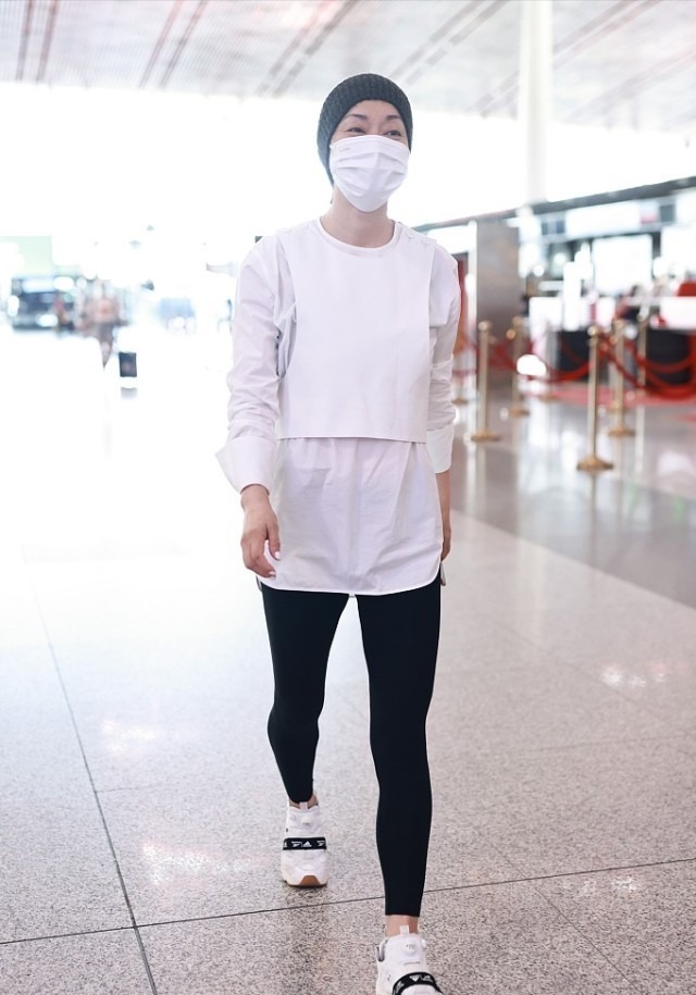 极简|毛阿敏真是“阿姨圈顶流”,白上衣配紧身裤干净利落,简约大气