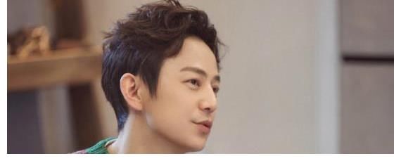 录制现场失控,何炅愤然离场,成龙一脚踢向主持,网友直呼活该