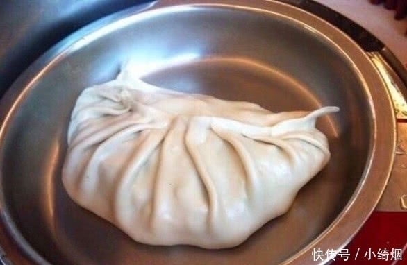 女生饭量有多迷?一顿只吃一个饺子,说了吃一勺,那就只吃一勺!