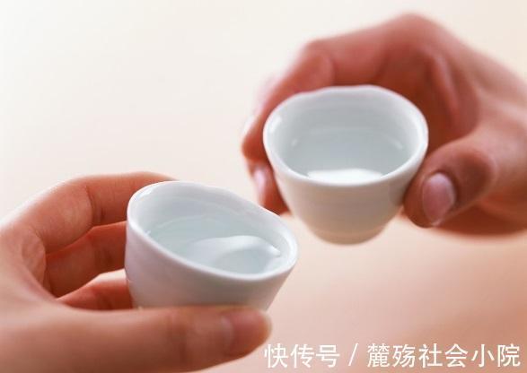 肝功能检查|经常放屁的人,身体出现4个症状,说明肝脏生病了,早查肝CT