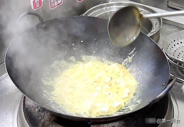豆腐|豆腐怎么做才好吃，厨师长教你做咸蛋黄豆腐，鲜嫩入味，营养丰富
