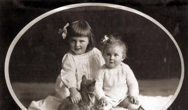 忠于|希特勒的情妇和爱犬最忠于他的一人一狗,为何双双服毒死