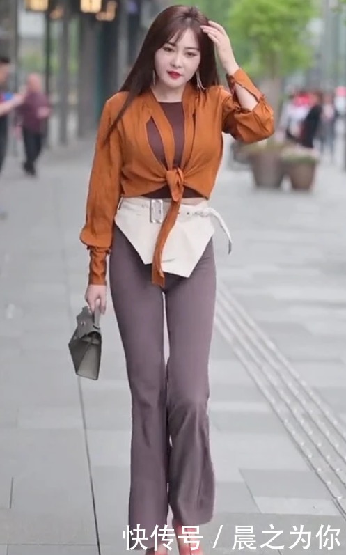 街拍:秋装美女来袭,连体裤搭配薄纱外套,轻松秀出完美好身材