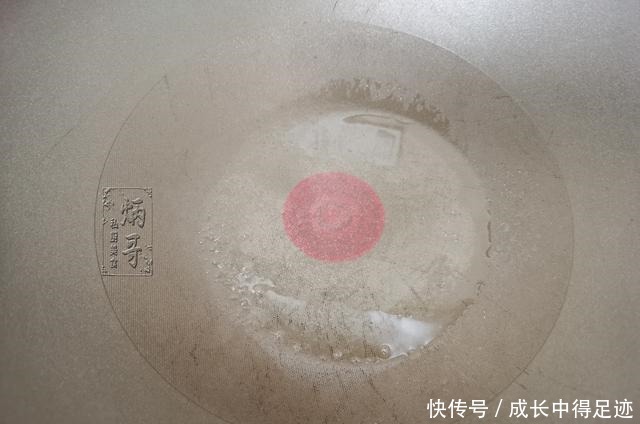 炒花生米，千万不能直接炒，教你饭店的诀窍，又香又脆不返潮！