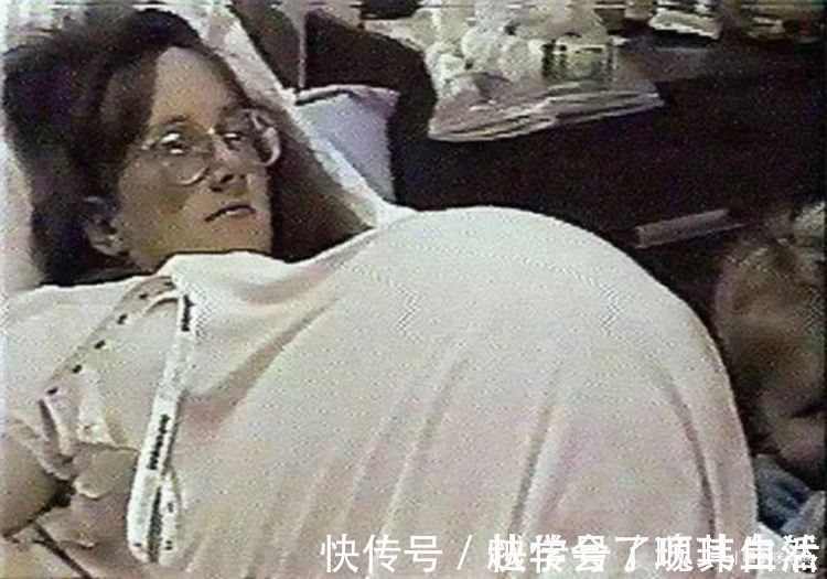 多胞胎|一胎生“一窝”是种什么体验?七胞胎一天用52片尿布,喝42瓶奶粉