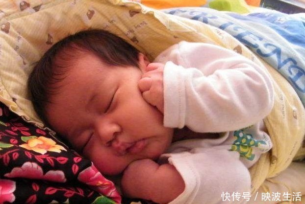 喂奶|宝宝夜里有这些情况,多半是身体发育进入“高峰期”,别忽视