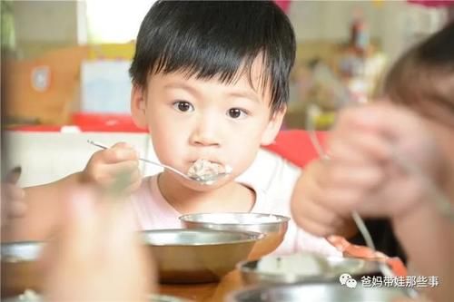 辅食|宝宝多大能吃“大人饭”?很多家长搞错时间了